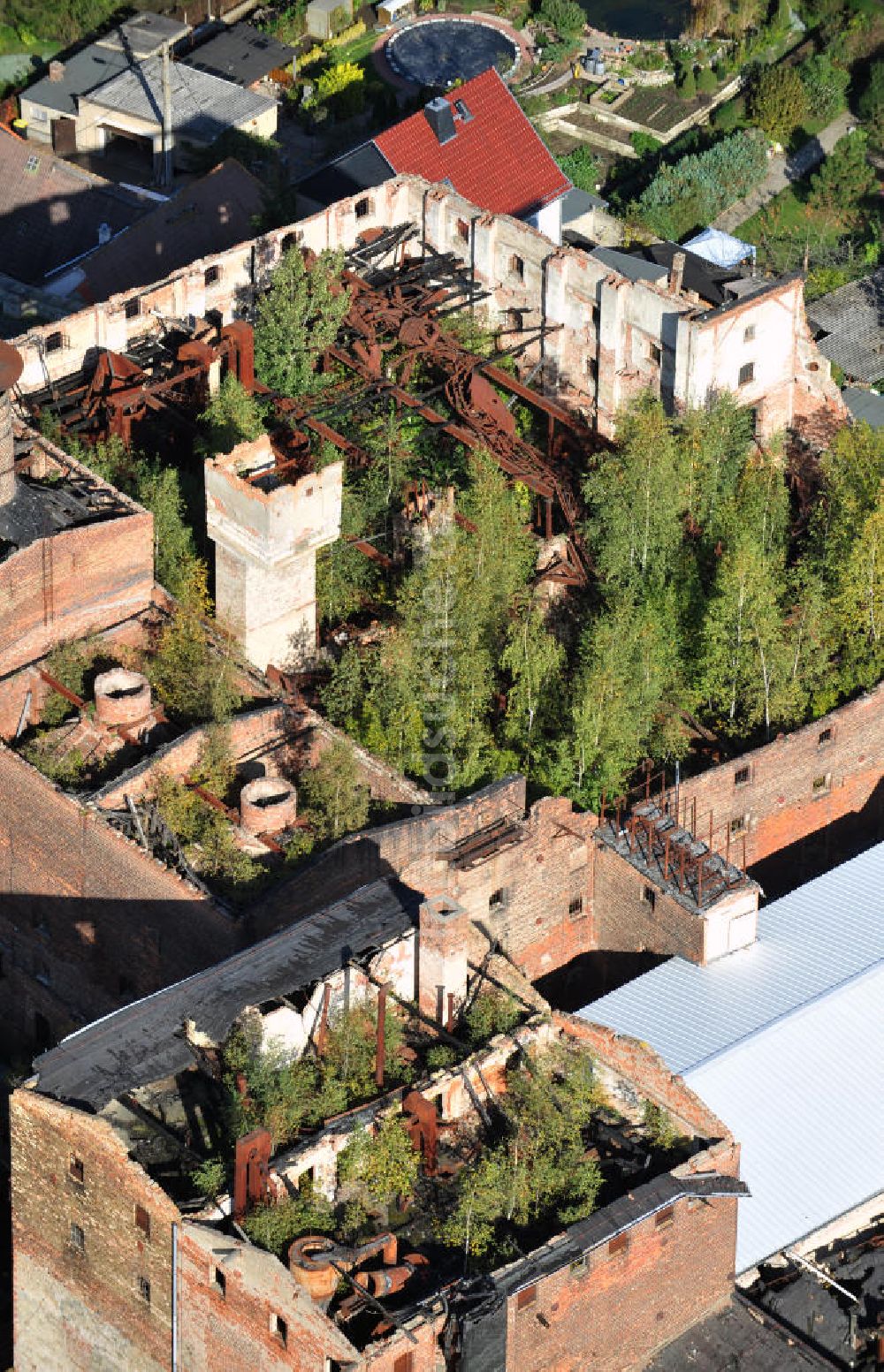Luftbild Nienburg / Saale - Das Ruinengebäude der alten Malzfabrik in Nienburg an der Saale