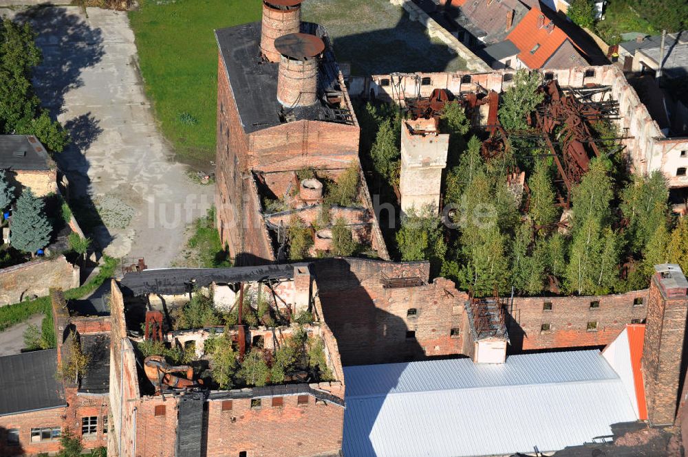 Luftaufnahme Nienburg / Saale - Das Ruinengebäude der alten Malzfabrik in Nienburg an der Saale