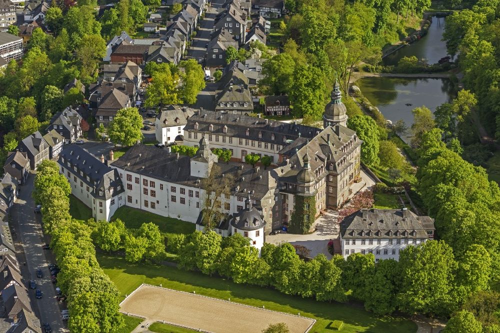 Luftaufnahme Bad Berleburg - Das Schloss Berleburg in Bad Berleburg im Kreis Siegen-Wittgenstein im Bundesland Nordrhein-Westfalen