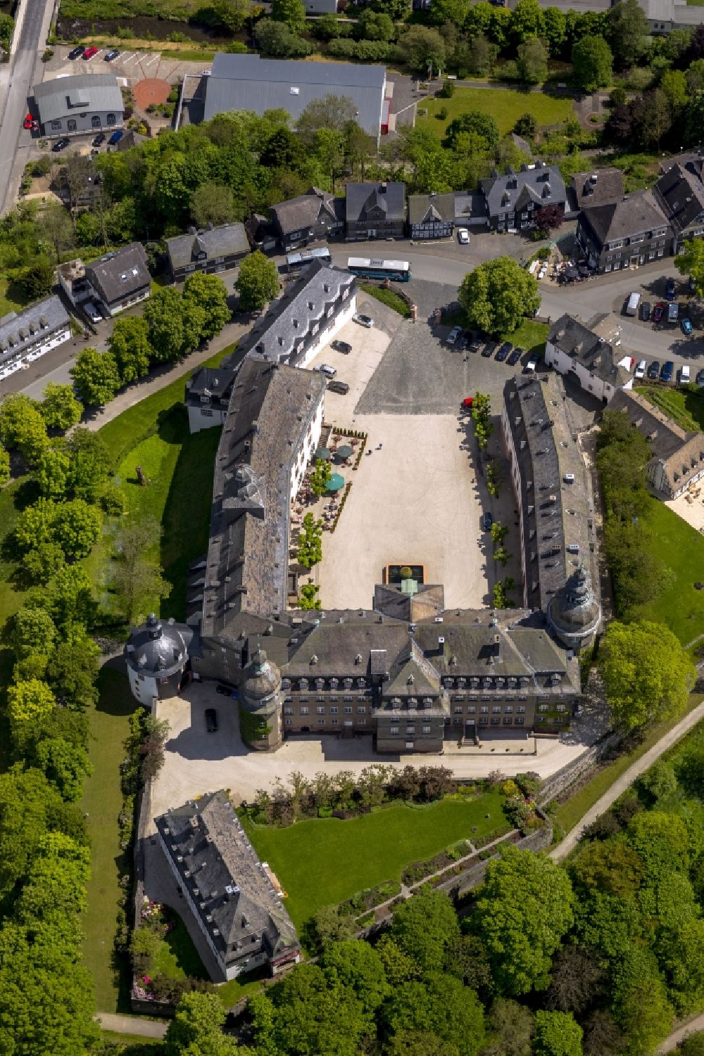 Luftaufnahme Bad Berleburg - Das Schloss Berleburg in Bad Berleburg im Kreis Siegen-Wittgenstein im Bundesland Nordrhein-Westfalen
