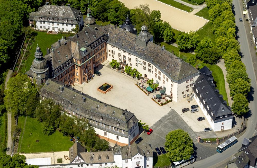 Bad Berleburg aus der Vogelperspektive: Das Schloss Berleburg in Bad Berleburg im Kreis Siegen-Wittgenstein im Bundesland Nordrhein-Westfalen