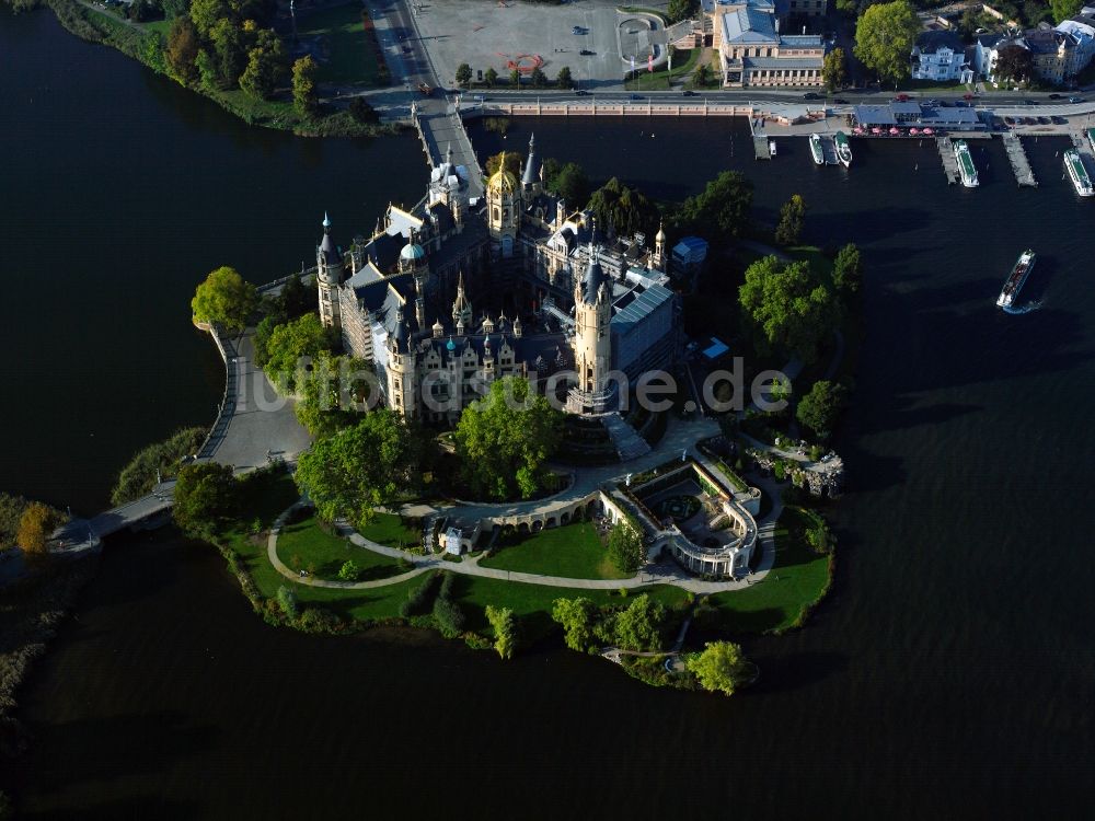 Schwerin aus der Vogelperspektive: Das Schweriner Schloss auf der Schlossinsel im Zentrum von Schwerin im Bundesland Mecklenburg-Vorpommern