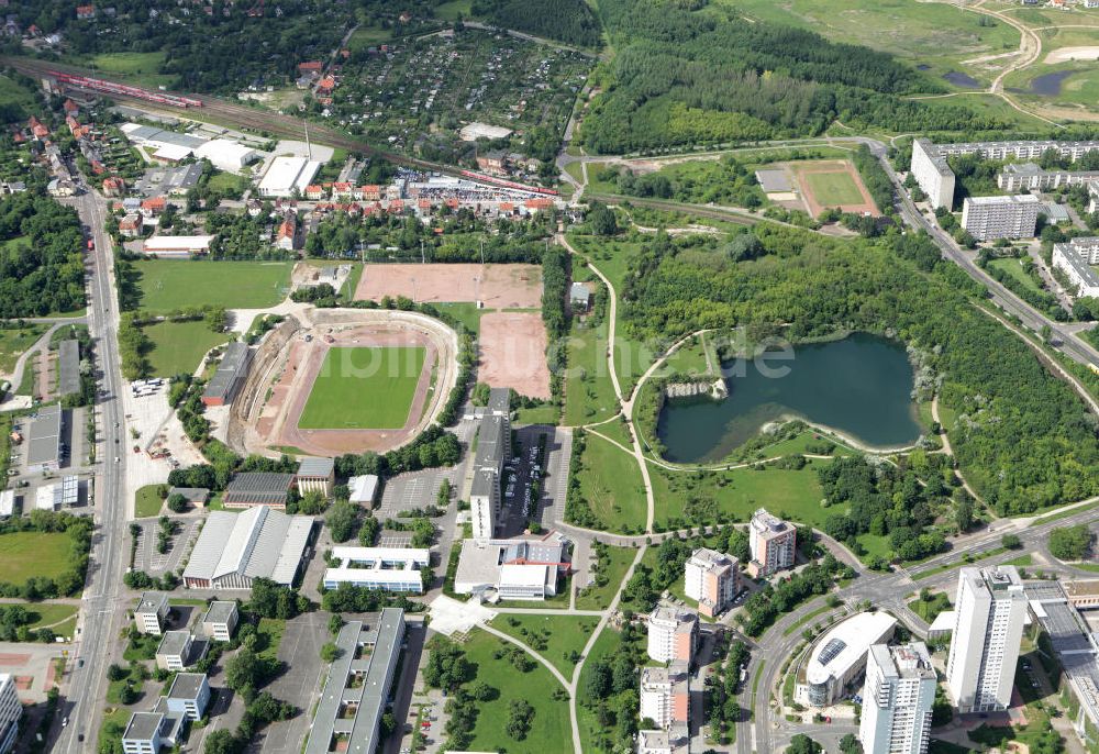 Luftbild Halle an der Saale - Das Stadion Halle-Neustadt und der Bruchsee an der Nietlebener Straße in Halle-Neustadt