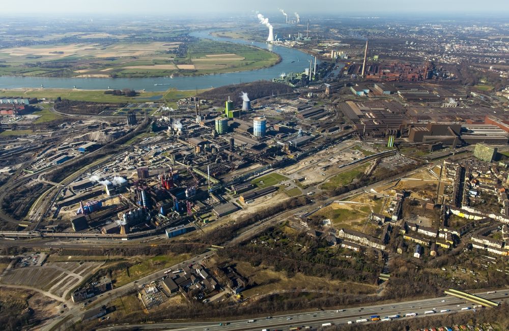 Duisburg OT Bruckhausen von oben - Das Stahlwerk der Thyssen Krup AG in Duisburg, Ortsteil Bruckhausen, im Bundesland Nordrhein-Westfalen