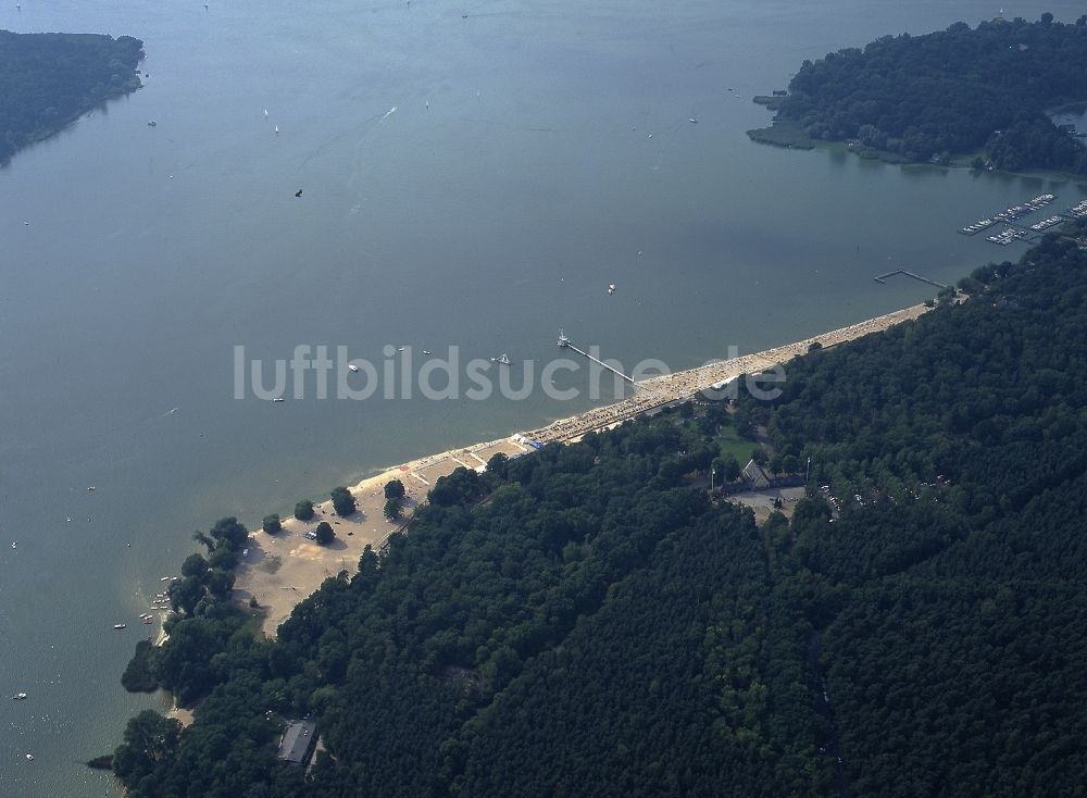 Luftaufnahme Berlin - Das Strandbad Wannsee mit der Halbinsel Schwanenwerder in Berlin