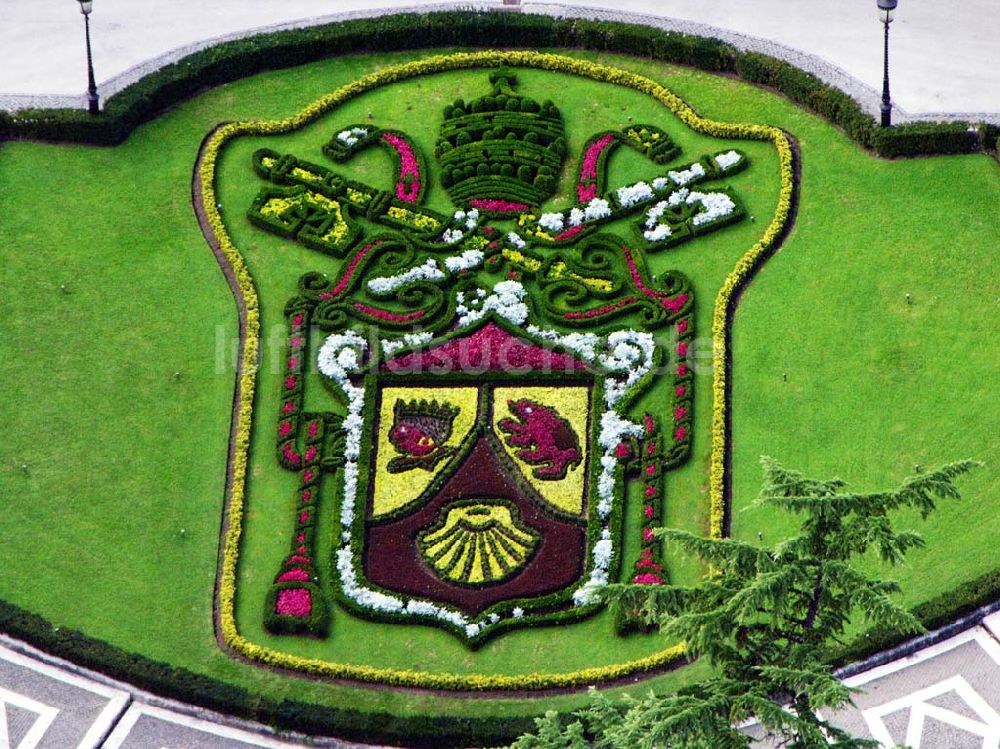 Vatikanstadt von oben - Das Wappen von Papst Benedikt XVI. vor dem Regierungspalast