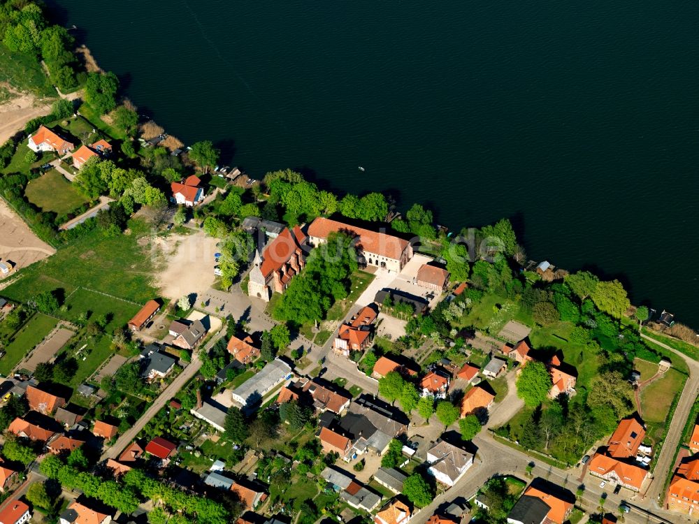 Zarrentin von oben - Das Zisterzienserinnenkloster in Zarrentin am Schaalsee im Bundesland Mecklenburg-Vorpommern