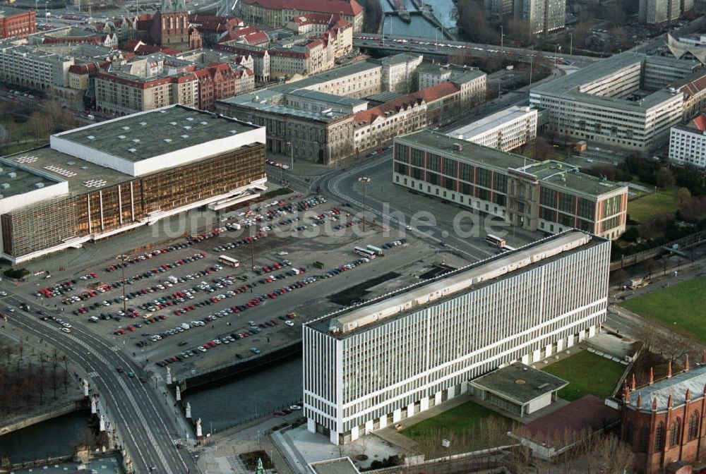 Berlin aus der Vogelperspektive: DDR- Außenministerium mit dem Palast der Republik am Schloßplatz in Berlin Mitte