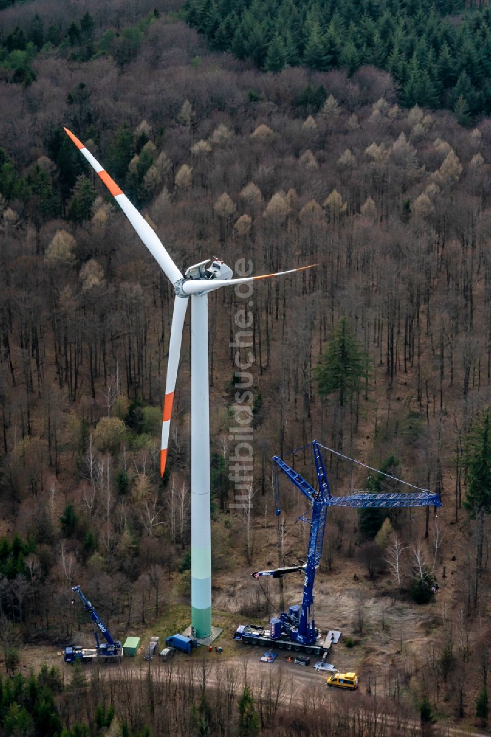Luftaufnahme Ettenheimmünster - Demontage der Windenergieanlagen (WEA) - Windrad- in einem Waldstück in Ettenheim im Bundesland Baden-Württemberg, Deutschland