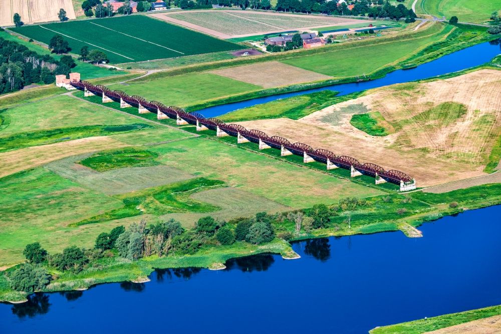 Dömitz aus der Vogelperspektive: Denkmal ehemalige Eisenbahnbrücke in Dömitz im Bundesland Mecklenburg-Vorpommern, Deutschland