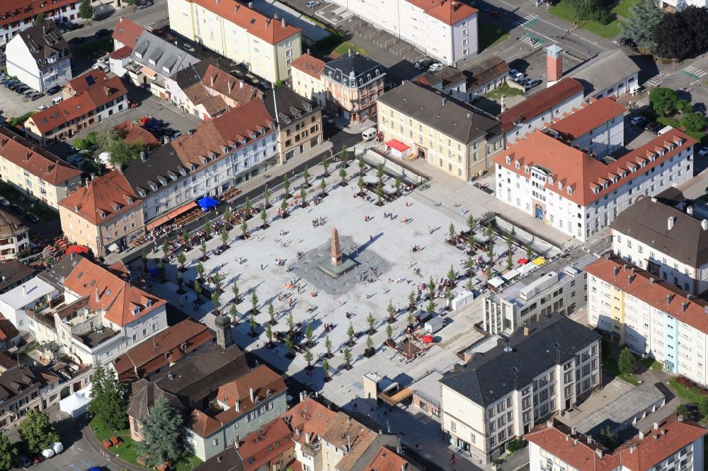 Luftaufnahme Huningue - Der Abbatucci-Platz im Stadtzentrum im Innenstadtbereich in Huningue in Frankreich