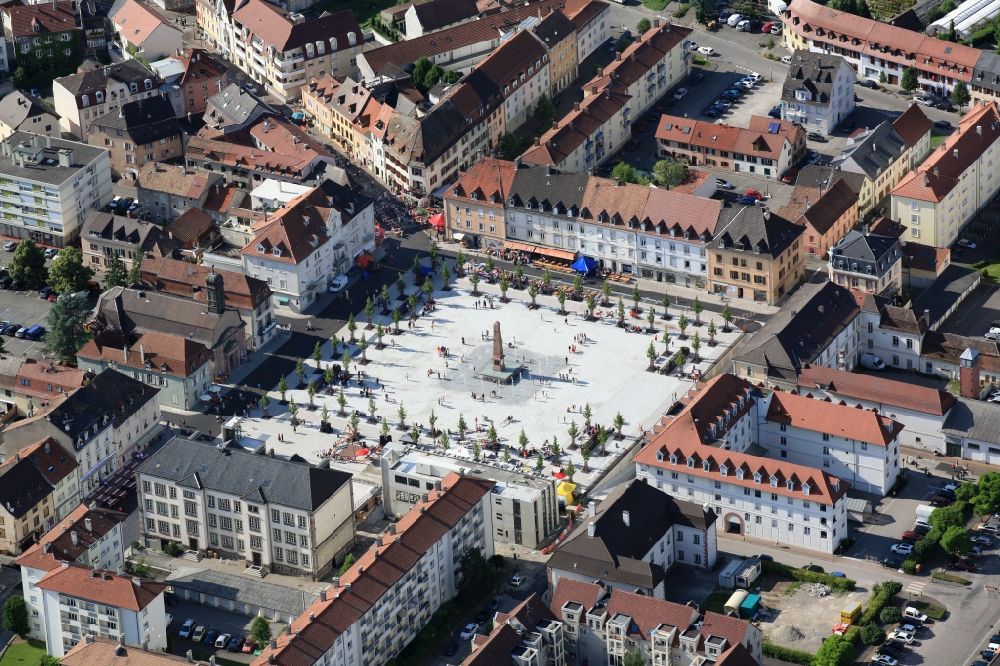 Huningue von oben - Der Abbatucci-Platz im Stadtzentrum im Innenstadtbereich in Huningue in Frankreich