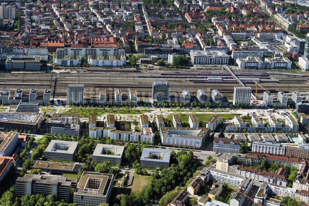 München von oben - Der über die Jahre entstandene Arnulfpark ist ein neues Stadtquartier in München-Neuhausen mit Wohn- und Bürogebäuden sowie Kultureinrichtungen, Einkaufsmöglichkeiten, einem Park sowie Kindergärten, in München im Bundesland Bayern, Deutschland