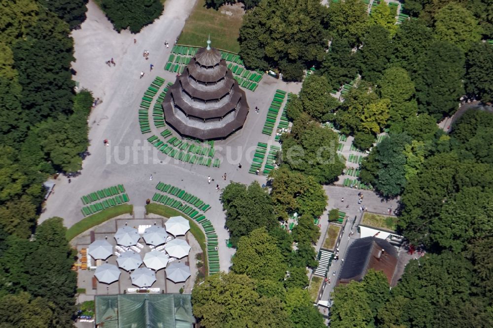 Luftaufnahme München - Der Chinesische Turm mit Biergarten und Restaurant im Englischen Garten in München Schwabing im Bundesland Bayern