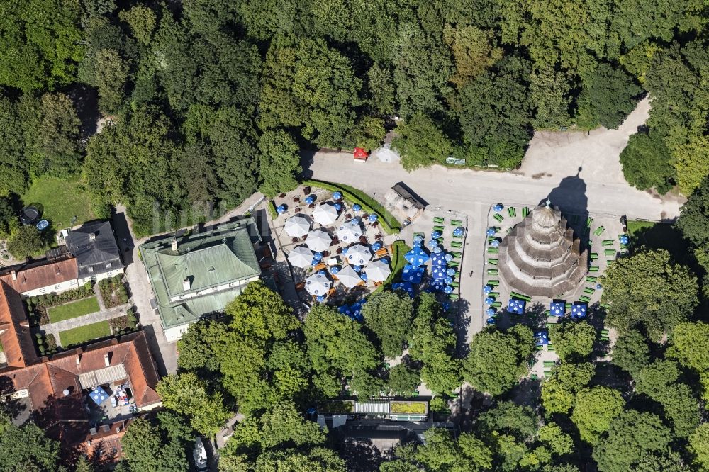 Luftbild München - Der Chinesische Turm mit Biergarten und Restaurant im Englischen Garten in München Schwabing im Bundesland Bayern