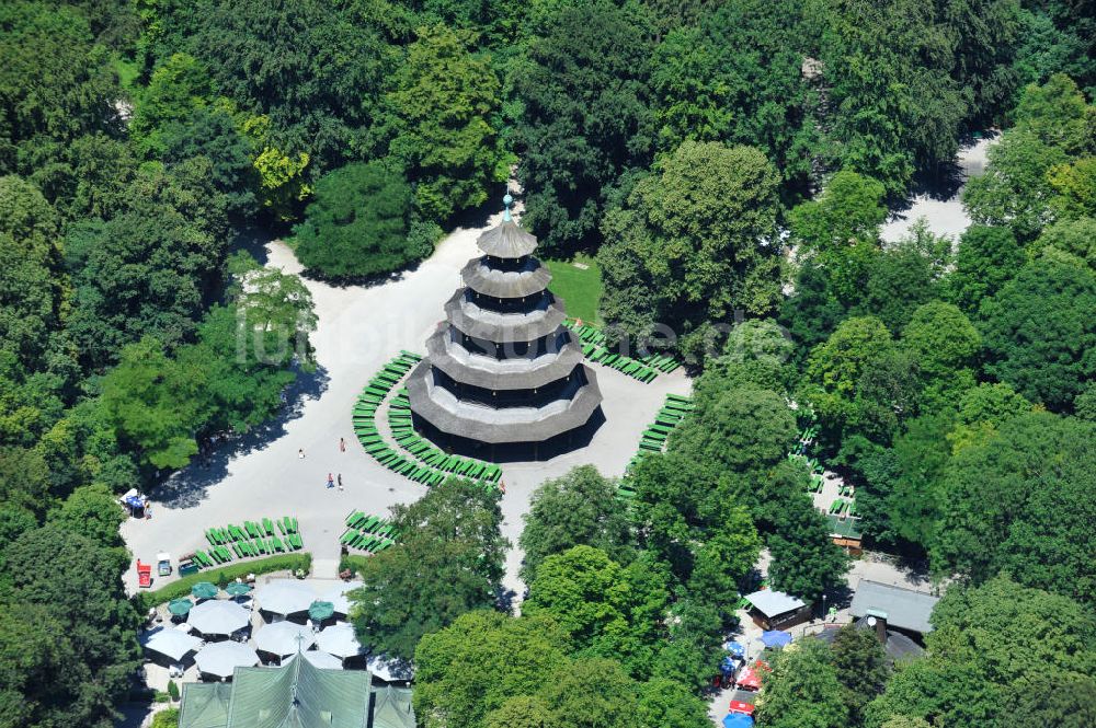 München von oben - Der Chinesische Turm im Erholungspark Englischer Garten in München