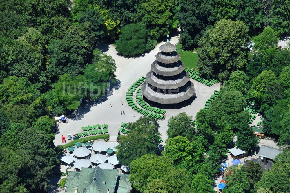 Luftbild München - Der Chinesische Turm im Erholungspark Englischer Garten in München