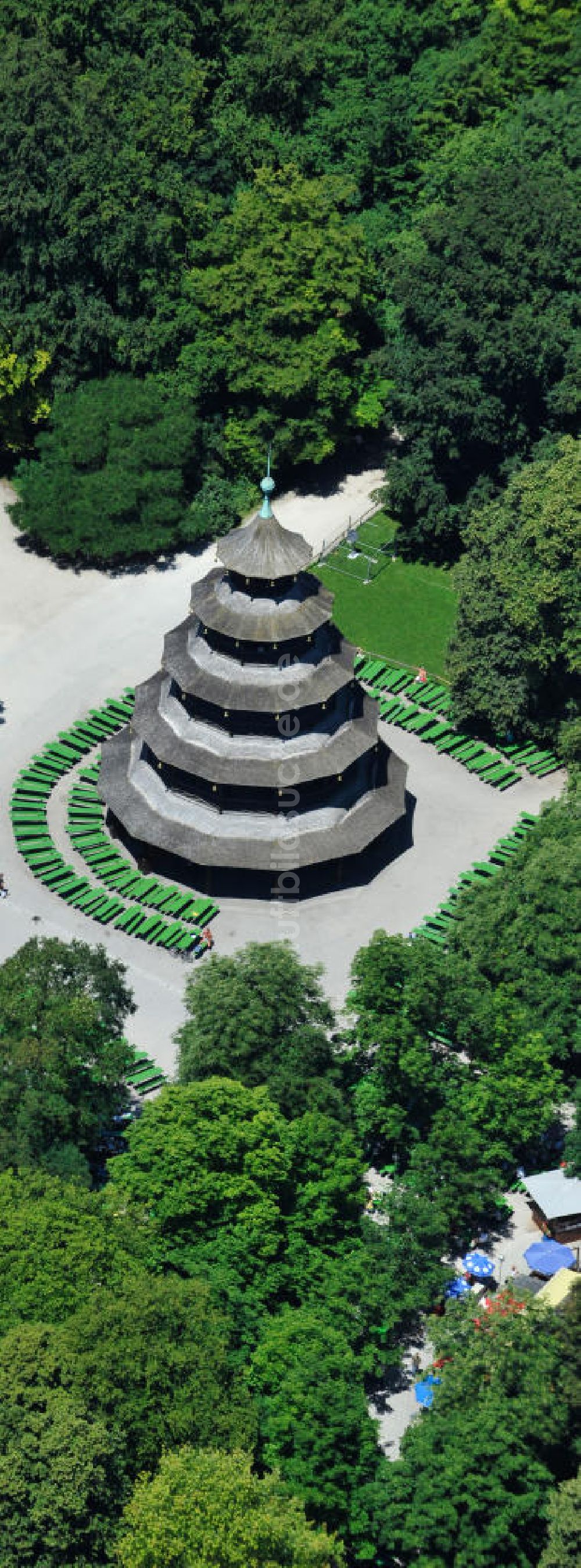 Luftaufnahme München - Der Chinesische Turm im Erholungspark Englischer Garten in München