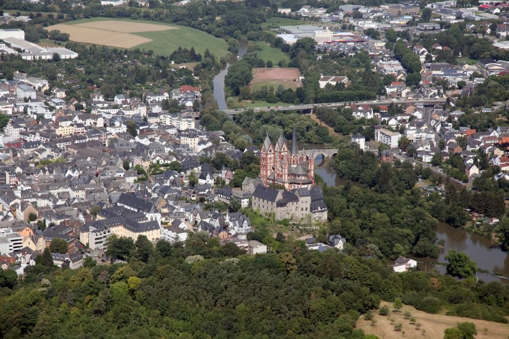 Limburg an der Lahn von oben - Der Dom zu Limburg in Limburg an der Lahn im Bundesland Hessen