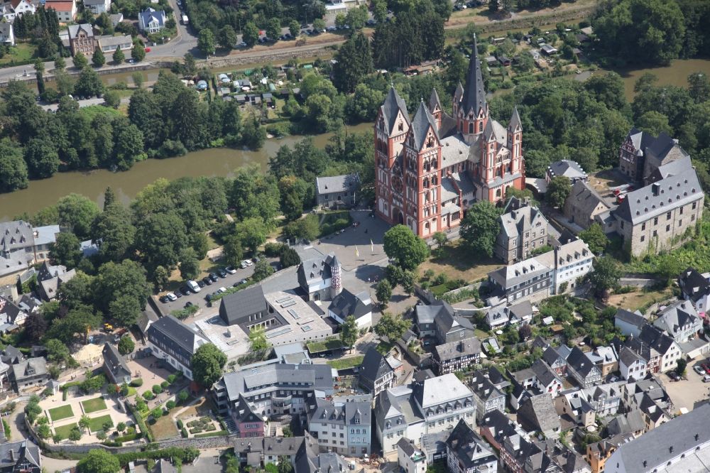 Limburg an der Lahn von oben - Der Dom zu Limburg in Limburg an der Lahn im Bundesland Hessen