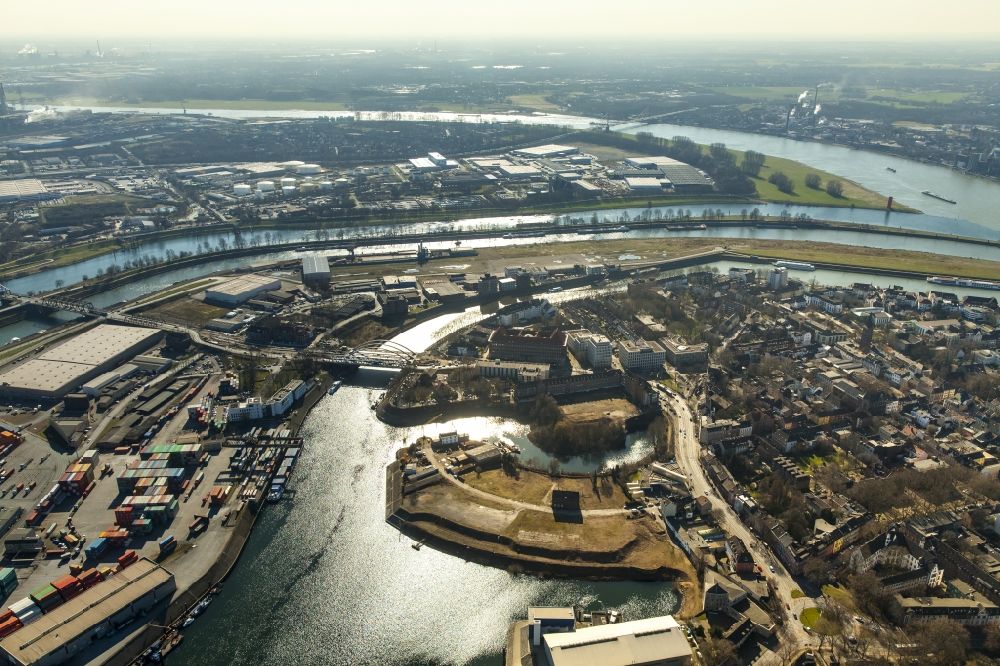 Luftbild Duisburg - Der Duisburger Innenhafen mit der Berliner Brücke in Duisburg im Bundesland Nordrhein-Westfalen