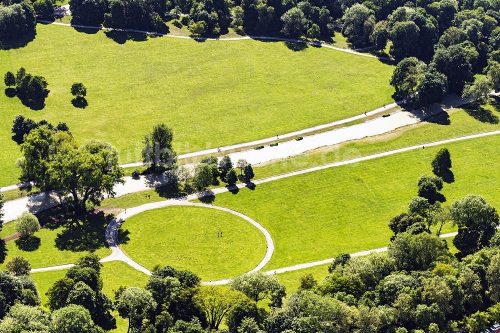 München aus der Vogelperspektive: Der Erholungspark Englischer Garten am Eisbach in München im Bundesland Bayern