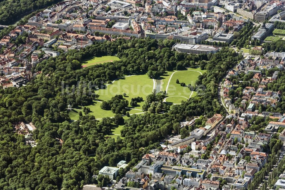 München von oben - Der Erholungspark Englischer Garten in München im Bundesland Bayern