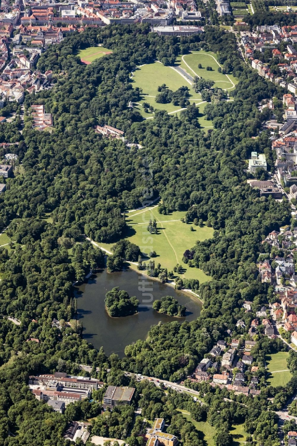 München aus der Vogelperspektive: Der Erholungspark Englischer Garten in München im Bundesland Bayern