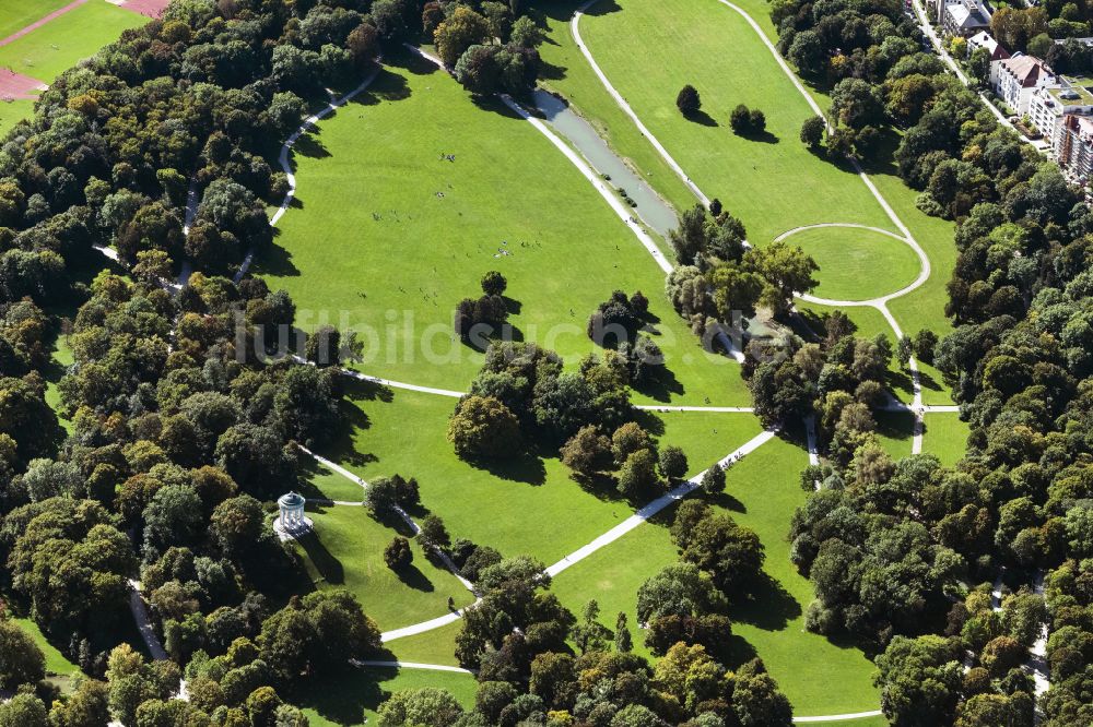 Luftaufnahme München - Der Erholungspark Englischer Garten in München im Bundesland Bayern