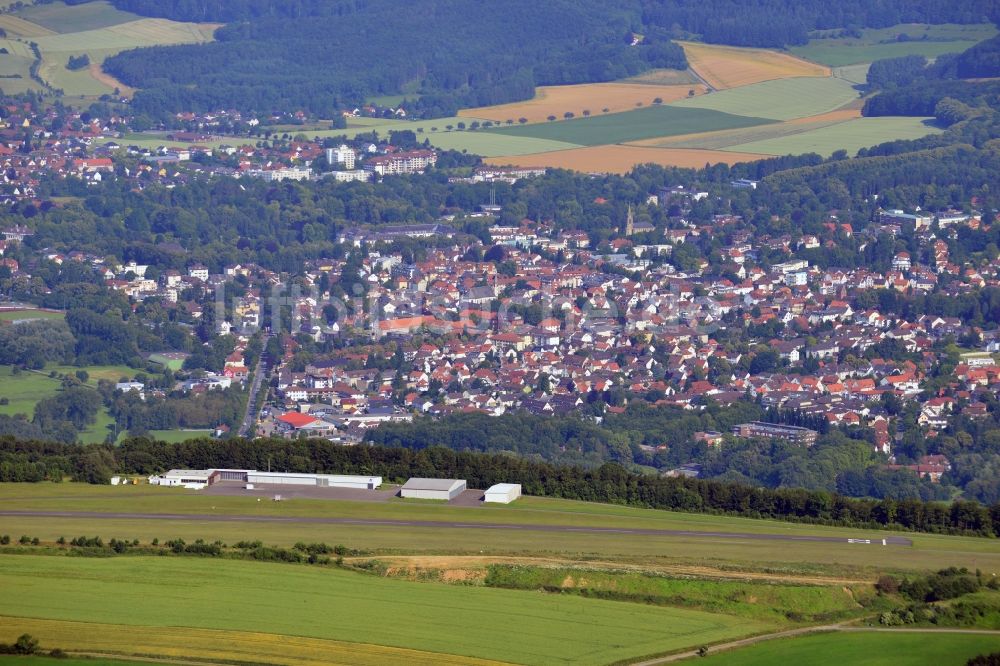 Bad Pyrmont von oben - Der Flugplatz Bad Pyrmont und Stadtansicht der Kurstadt Bad Pyrmont im Bundesland Niedersachsen
