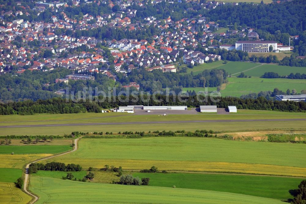 Bad Pyrmont aus der Vogelperspektive: Der Flugplatz Bad Pyrmont und Stadtansicht der Kurstadt Bad Pyrmont im Bundesland Niedersachsen
