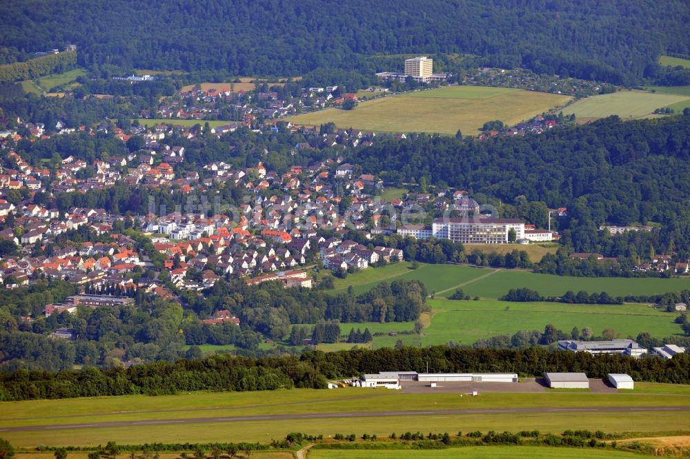 Luftbild Bad Pyrmont - Der Flugplatz Bad Pyrmont und Stadtansicht der Kurstadt Bad Pyrmont im Bundesland Niedersachsen