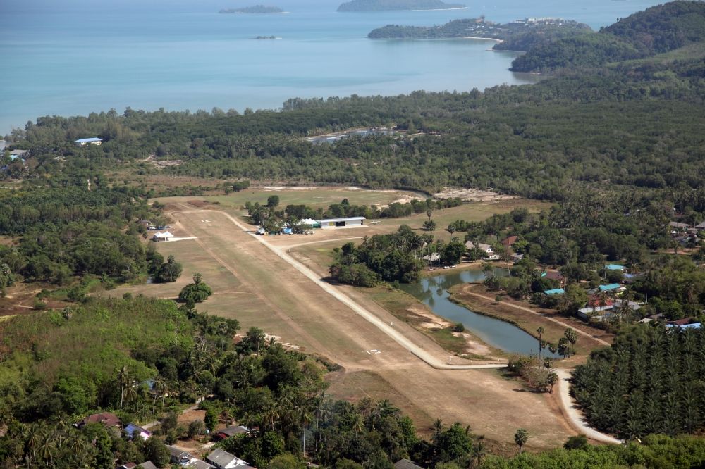 Luftaufnahme Pa Klok - Der Flugplatz Phuket Airpark in Pa Klok auf der Insel Phuket in Thailand