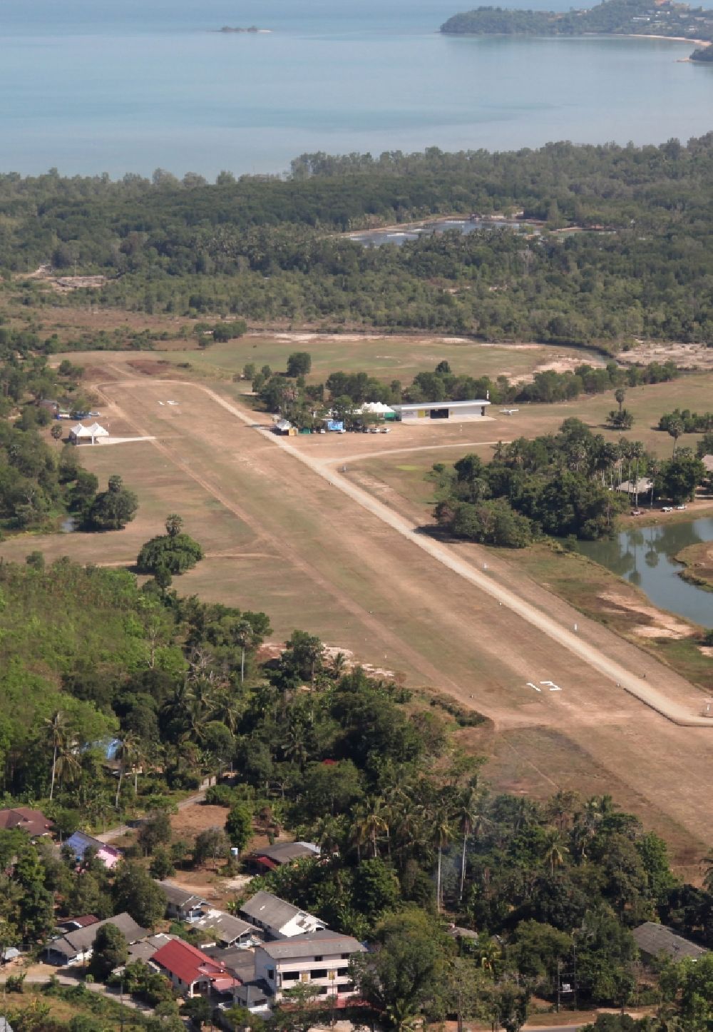 Pa Klok von oben - Der Flugplatz Phuket Airpark in Pa Klok auf der Insel Phuket in Thailand