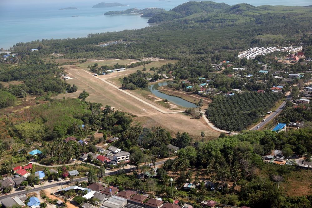Pa Klok aus der Vogelperspektive: Der Flugplatz Phuket Airpark in Pa Klok auf der Insel Phuket in Thailand