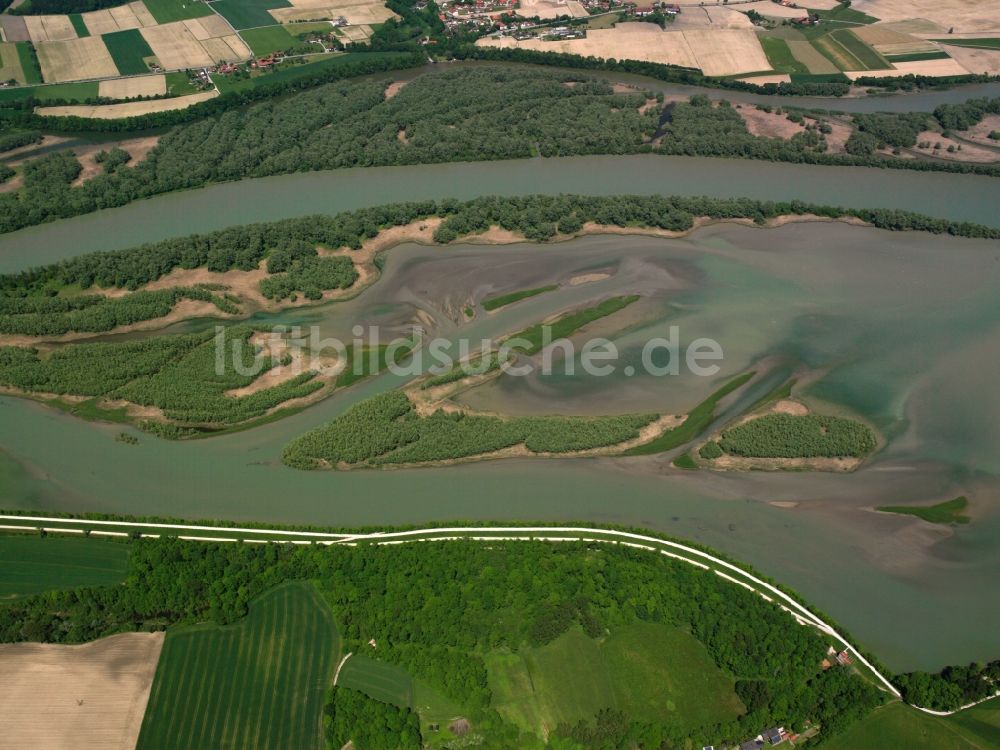 Luftaufnahme Prienbach - Der Fluss Inn bei Prienbach in der Gemeinde Stubenberg im niederbayerischen Landkreis Rottal-Inn im Bundesland Bayern