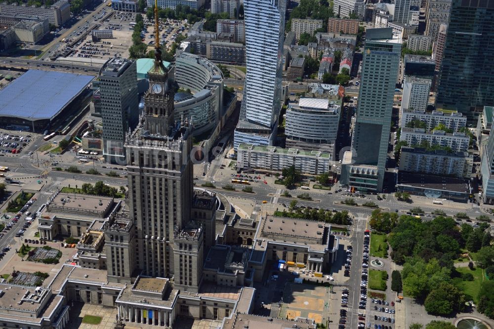 Warschau von oben - Der Hochhaus-Gebäudekomplex des Kultur- und Wissenschaftspalast (Palac Kultury i Nauki) im Stadtzentrum von Warschau in Polen