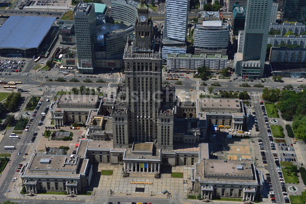 Luftbild Warschau - Der Hochhaus-Gebäudekomplex des Kultur- und Wissenschaftspalast (Palac Kultury i Nauki) im Stadtzentrum von Warschau in Polen