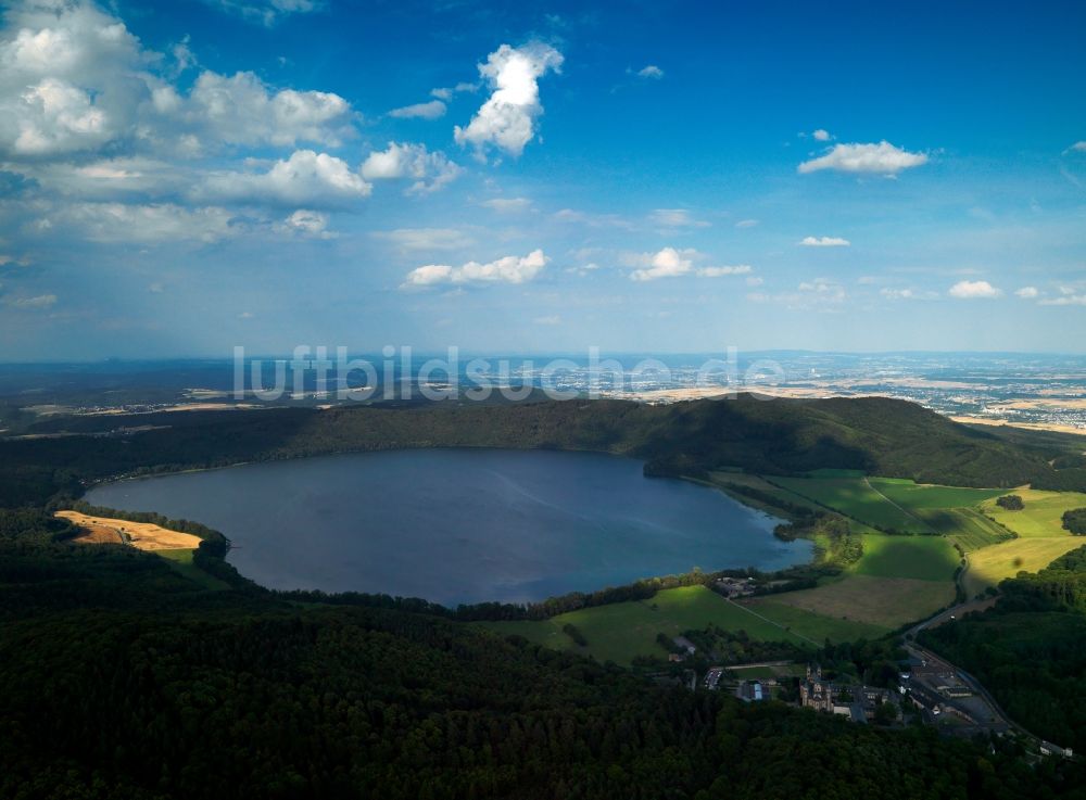 Luftaufnahme Glees - Der Laacher See in der Gemeinde Glees im Bundesland Rheinland-Pfalz