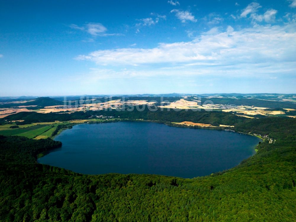 Glees von oben - Der Laacher See in der Gemeinde Glees im Bundesland Rheinland-Pfalz