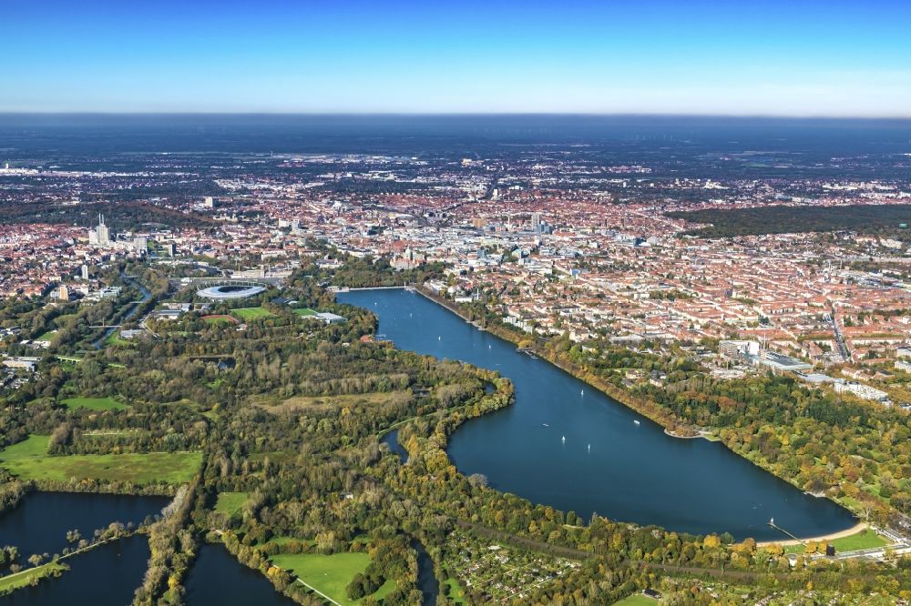 Hannover von oben - Der Maschsee am Stadtteil Ricklingen in Hannover im Bundesland Niedersachsen