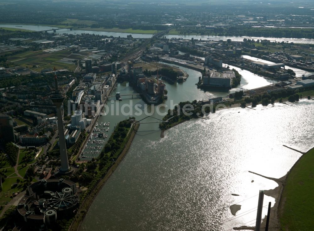 Luftbild Düsseldorf - Der Medienhafen mit dem Rheinturm in Düsseldorf im Bundesland Nordrhein-Westfalen