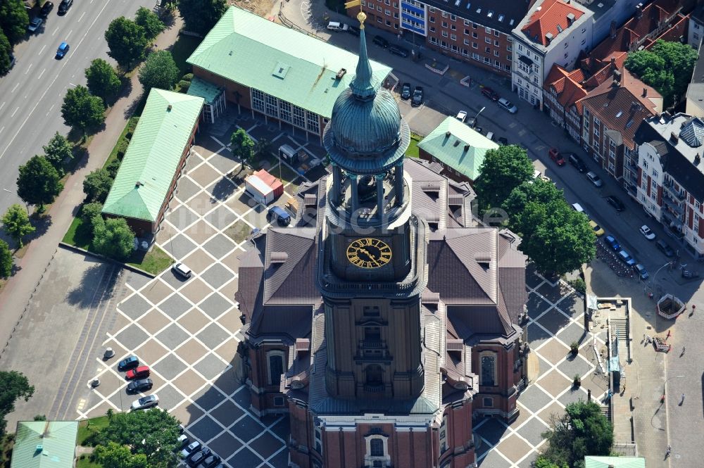 Hamburg aus der Vogelperspektive: Der Michel, die Kirche Sankt Michaelis in Hamburg