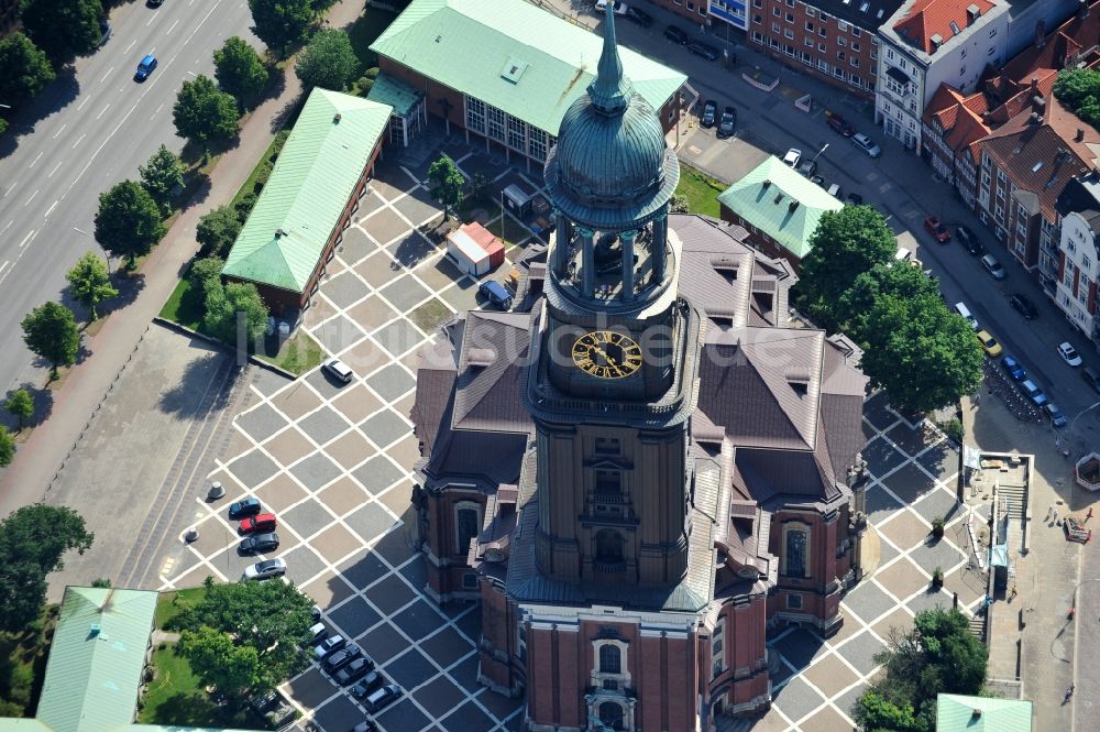 Luftbild Hamburg - Der Michel, die Kirche Sankt Michaelis in Hamburg