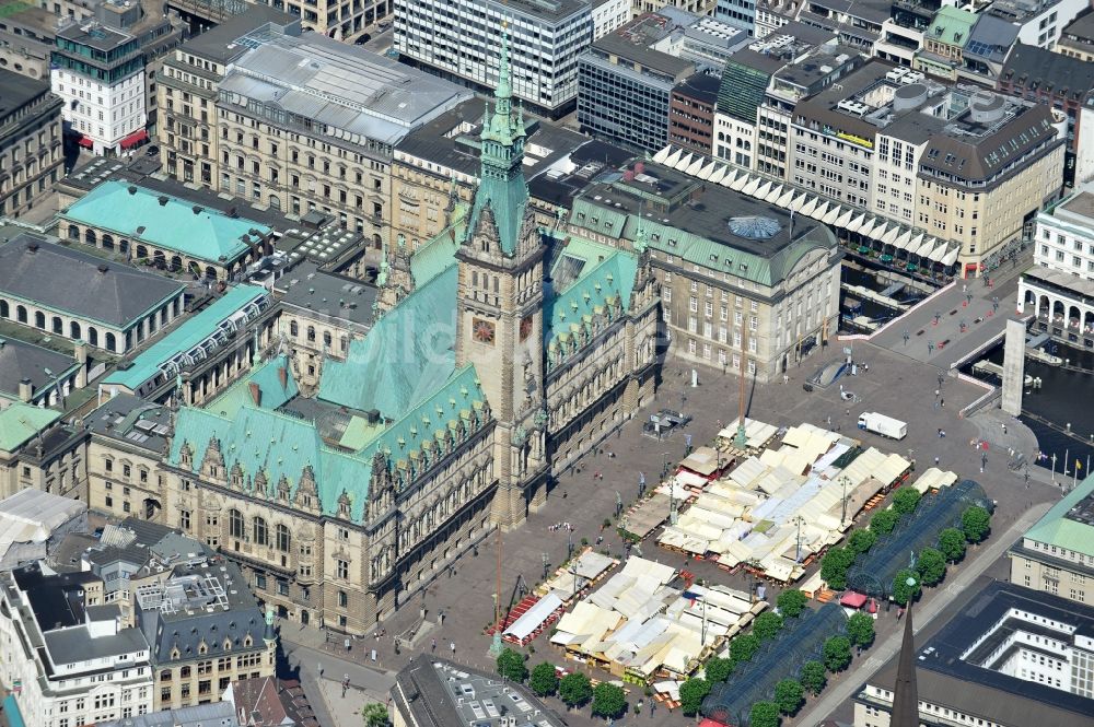Luftbild Hamburg - Der Michel, die Kirche Sankt Michaelis in Hamburg