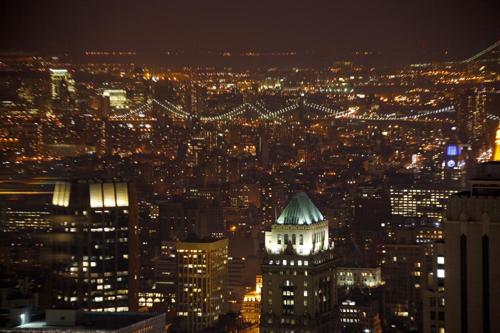 New York von oben - Der nächtliche Stadtbezirk Lower East Side von Manhattan in New York