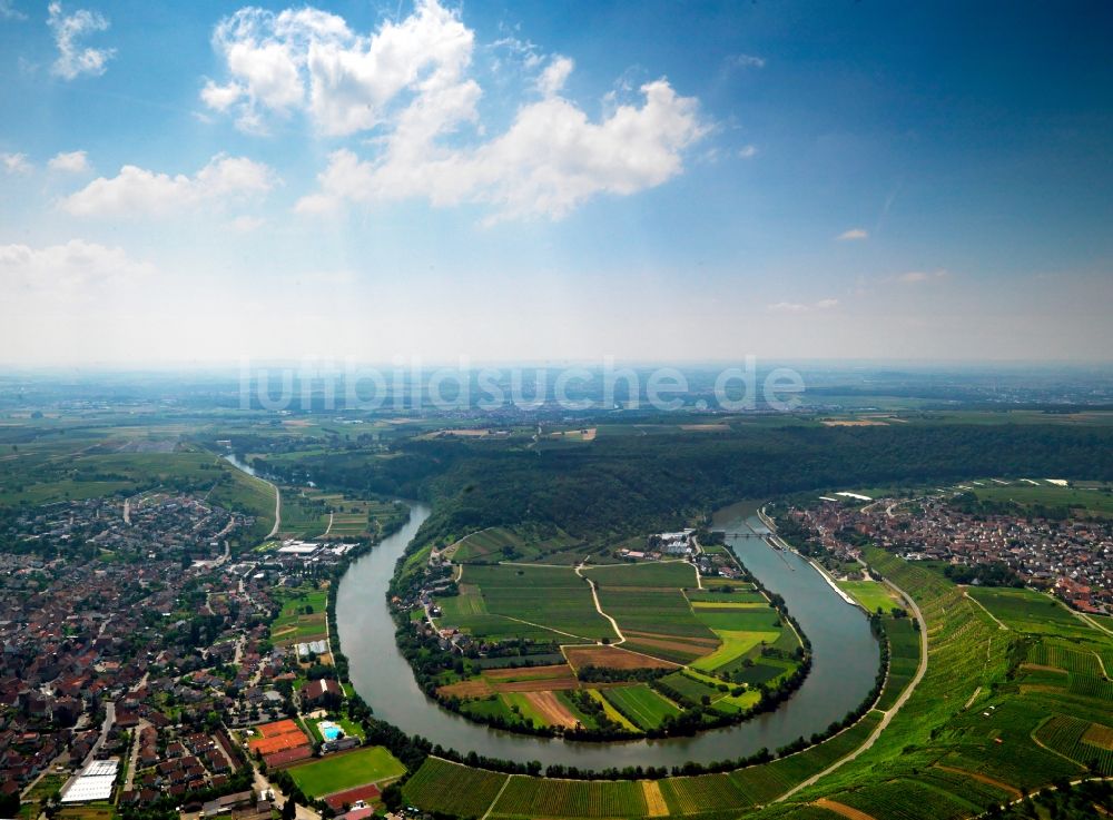 Mundelsheim aus der Vogelperspektive: Der Neckar und sein Verlauf bei Mundelsheim im Landkreis Ludwigsburg im Bundesland Baden-Württemberg