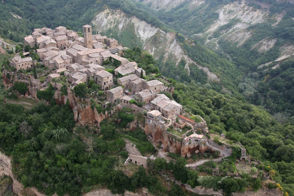 Luftaufnahme Bagnoregio - Der Ortsteil Civita di Bagnoregio von Bagnoregio in Latium in Italien