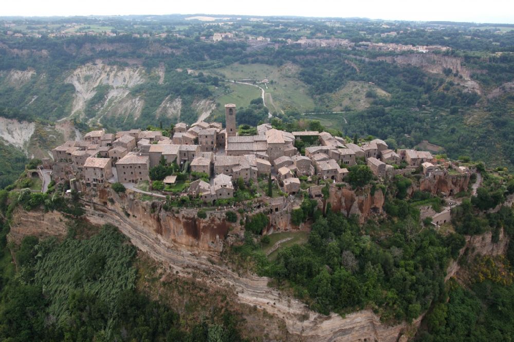 Bagnoregio von oben - Der Ortsteil Civita di Bagnoregio von Bagnoregio in Latium in Italien