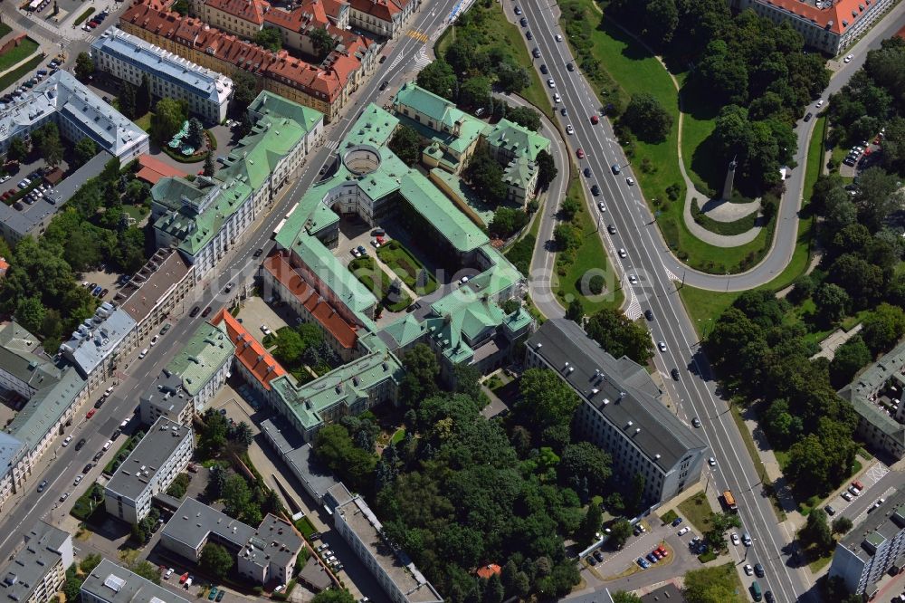 Luftaufnahme Warschau - Der Pac-Palast in der Innenstadt von Warschau in Polen